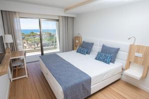 阿尔布费拉阿尔法加公寓式酒店的一间卧室设有一张床和一个大窗户