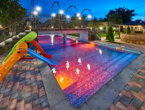 克里斯蒂安Resort Ambient的一个带滑梯的游泳池和一个游泳池