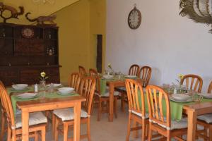 阿尔塔Finca Sa Duaia de Dalt的一间带木桌、椅子和时钟的用餐室