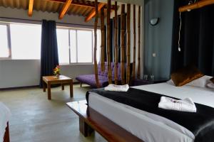 蓬塔杜索尔kasa Tambla的酒店客房,设有两张床和一张沙发