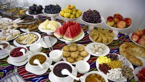 撒马尔罕卡文赛瑞酒店的一张桌子上面有很多不同类型的食物
