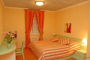赫维兹Hotel Kalma的一间卧室配有一张床、一张桌子和一个窗户。