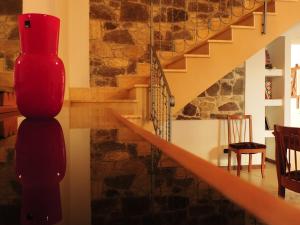 IttiriB&B Danonna的一间带楼梯和红色花瓶的客厅