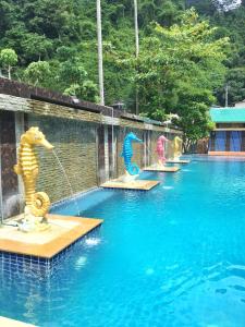 皮皮岛Phi Phi Maiyada Resort- SHA Certified的一个带有龙喷泉的水上公园的游泳池