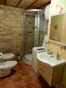 比谢列Case Vacanza ARCO SANT'ANTONIO的浴室配有卫生间、盥洗盆和淋浴。
