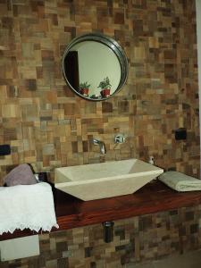 IttiriB&B Danonna的一间带水槽和镜子的浴室