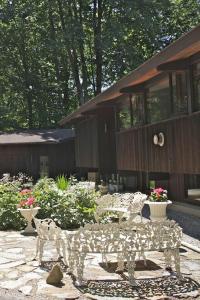 斯托克布里奇小屋住宿加早餐旅馆的一个带长凳和房子的花园