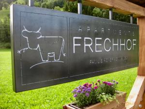 斯拉德明Apartments Frechhof的农民冰箱上装牛的标志