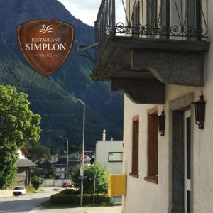 布里格Gasthaus - Restaurant Simplon va hie的建筑一侧的标志,带有阳台