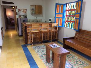 杰里科Villa Linda ApartaHotel的厨房配有桌椅和长凳
