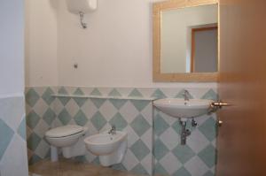 廖拉萨尔多石榴2号农家乐的浴室设有2个水槽、卫生间和镜子。