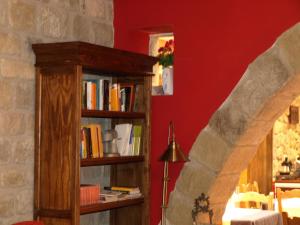 索斯-德尔雷卡托利科英范恩颂酒店的客厅设有书架和书架
