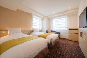 仙台仙台市日航城市酒店的酒店客房设有两张床和一台平面电视。