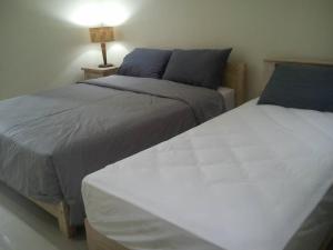 沙努尔乌玛巴古斯旅馆的卧室内两张并排的床
