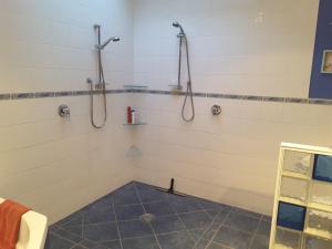 怀希比奇Beach B&B的一间带两个淋浴的浴室,铺有瓷砖地板。