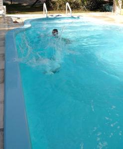 特尔马斯德里奥翁多Cabañas Ensueño del Lago的一个人在游泳池游泳