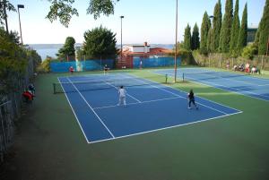 波尔托罗Pension Silvia的一群人在网球场打网球