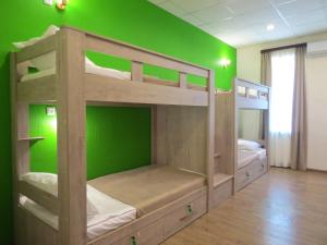 第比利斯Hostel Your Home的绿色墙壁客房中的两张双层床