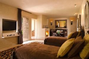 马拉喀什达尔萨布拉酒店的酒店客房设有两张床和电视。