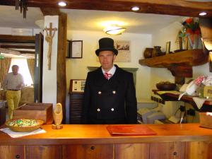 尚波吕克贝立维酒店的顶帽子上的人站在柜台旁