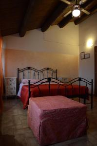 费尔莫Il Vecchio Pioppo的一间卧室配有一张带红色毯子的床