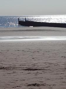 BiggekerkeDe Weide Blick的沙滩上,在海洋里有一个码头