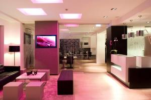 美因河畔法兰克福Pearl Design Hotel - Frankfurt City的客厅配有沙发和墙上的电视