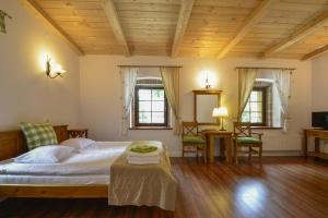 库多瓦-兹德鲁伊庞赛特艾卡亚旅馆的一间卧室配有一张床、一张桌子和两个窗户