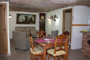 圣米格尔德阿沃纳奎瓦萨莎乡村民宿的厨房以及带桌椅的用餐室。