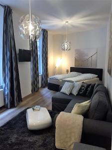 科隆科隆城市公寓 的客厅配有沙发和1张床