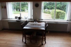 霍尔斯特布罗Sir Gamle Skole Holstebro的窗户客房内的桌椅