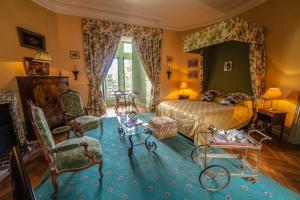 拉弗罗瑟利尔弗瑟利尔城堡酒店的卧室配有一张床和一张桌子及椅子