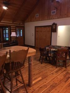 OcklawahaLog Home Guest House的客厅配有木桌和椅子