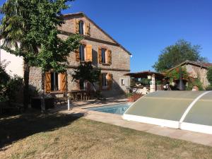 AlbiasLa Ferme aux portes de Montauban - Avec piscine的房子前面的房子和游泳池