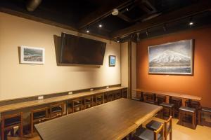 金泽日本金泽胶囊宾馆的一间会议室,墙上设有一张桌子和屏幕
