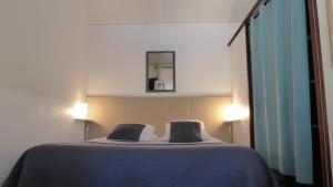 勒博塞西嘉列酒店的一间卧室配有带2个枕头的床