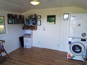 Bräkne-HobySvalemåla Stugby的洗衣房配有洗衣机和门