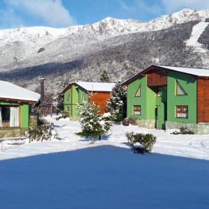 圣卡洛斯-德巴里洛切Cabañas Ruca Carel的雪中积雪覆盖的山间房屋