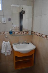 查斯科穆斯Cabañas Tranquera 8的一间带水槽和镜子的浴室
