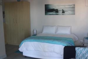 Sea ViewOcean Sunset的卧室配有一张挂在墙上的床铺