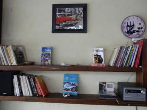 科斯蒂内什蒂Casa Havana的书架和墙上的时钟