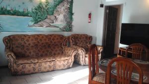 Golden GroveIslanders Place的客厅配有沙发和桌子