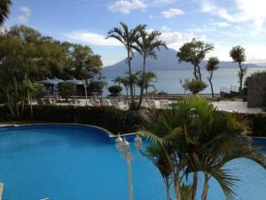帕纳哈切尔Torres de Atitlán Pent-House 10 personas - Apartamento 8 personas的蓝色的游泳池,享有水景