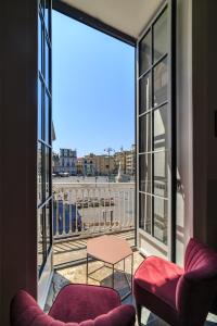 那不勒斯The Dante House by House In Naples的享有美景的客房,设有两把椅子和一扇窗户