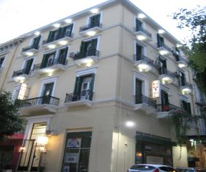 雅典艾利肯酒店的白色的建筑,旁边设有阳台