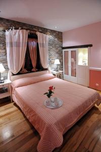 阿吉奥斯伊欧尼斯肯奇康精品酒店与简易别墅的一间卧室配有一张大床,上面有盘子