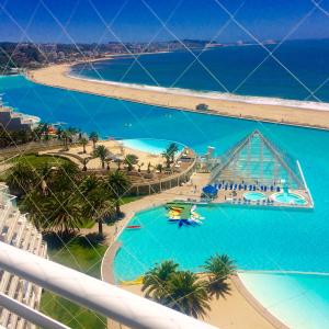 阿尔加罗沃San Alfonso del Mar Resort的享有带游泳池的度假村的空中景致