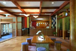 木曾町宿驹汤日式旅馆的大堂设有木桌和凳子