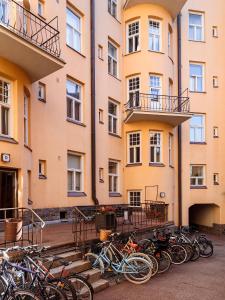 赫尔辛基Artist Apartment Susi的停在大楼前的一群自行车