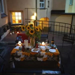 赫尔辛基Artist Apartment Susi的一张桌子,上面放着向日葵和蜡烛